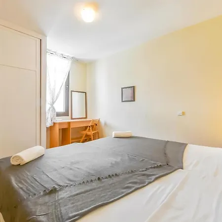 Daire Two Bedrooms With Amazing Pool In *